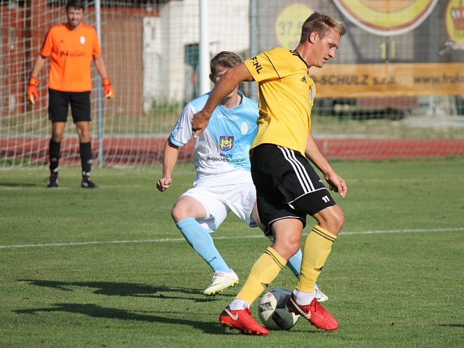 Patrik Čavoš v J. Hradci v utkání Mol Cupu zakládá jednu z útočných akcí Dynama, které nakonec u Vajgaru vyhrálo 4:1.