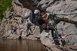 Na skále nad Vltavou mezi Hlubokou a Purkarcem je nová via ferrata, vhodná je i pro rodiny s fyzicky zdatnými dětmi.