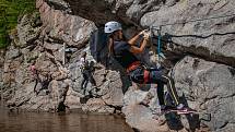 Na skále nad Vltavou mezi Hlubokou a Purkarcem je nová via ferrata, vhodná je i pro rodiny s fyzicky zdatnými dětmi.