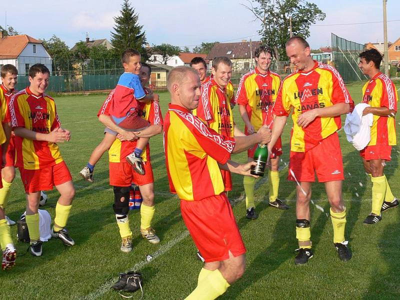 Kouč Gerhard Procházka sice žádnou trofej s K. Újezdem nevyhrál, zato na podzim nasměroval k návratu do I. A třídy. Kdo po něm nyní převezme na lavičce štafetu?