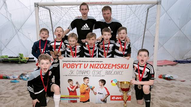 Vítězní deváťáci Dynama: nahoře zleva Jiří Navrátil, Vojtěch Rozboud, Jan Králík, Patrik Opelka, Filip Janoušek, Patrik Boček, dole Sebastien Kopa, Adam Krejčíček, vzadu trenéři Adam Gaisler a Jiří Navrátil.