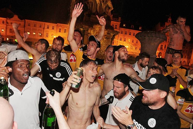 Oslavy postupu do první ligy zahájilo Dynamo skokem do kašny na náměstí.