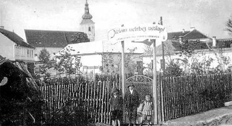 Park (1923). Na náměstí se kdysi rozprostírala tzv. obecní louže, kam stékala odpadní voda a močůvka. Na počátku 20. let 20. století tu vznikl park.