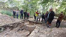 Karlův Hrádek u Purkarce obsadili archeologové.