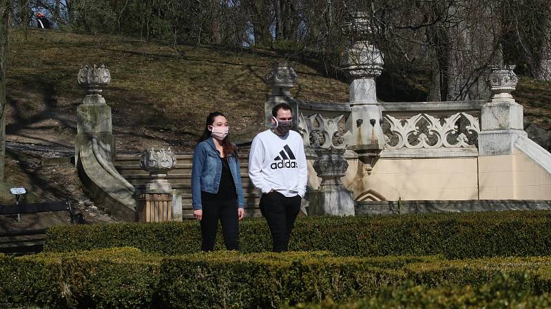 Lidé v parcích,u zámku Hluboká a českovrbenských rybnících