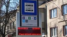 Mimo provoz hlásí občas displeje na zastávkách MHD v Českých Budějovicích, v horším případě pak sem tam nabízejí zmatené informace o příjezdu spojů.