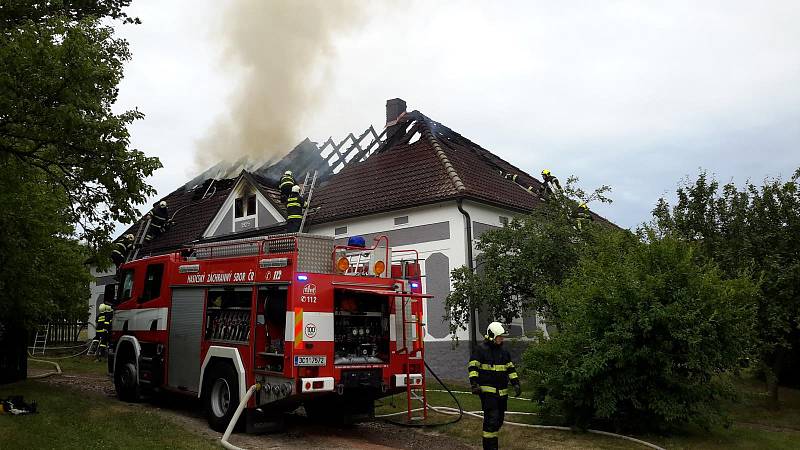 Ve čtvrtek ráno vyráželi budějovičtí hasiči do Drahotěšic k požáru bytu.