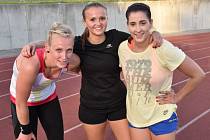 PŘÍPRAVA. Na atletickém oválu v Písku se spolu s ostatními poctivě připravují také zleva Dagmar Kalčíková, Kateřina Talafousová a Veronika Benešová.