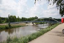 Nová lávka pro pěší a cyklisty spojila v roce 2018 břehy Vltavy v Českých Budějovicích u TJ Meteor. Investorem bylo město. Teď se plánuje most níže po proudu u papíren.