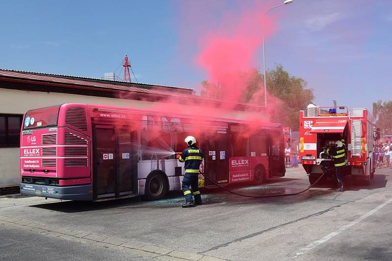 Dopravní podnik města České Budějovice otevřel brány návštěvníkům tuto sobotu. Městem projela spanilá jízda.