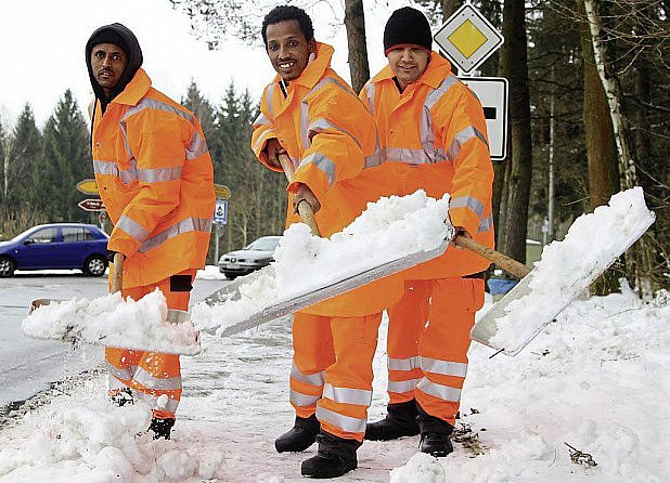 Azylanti pomáhají se sněhem v Bavorsku.