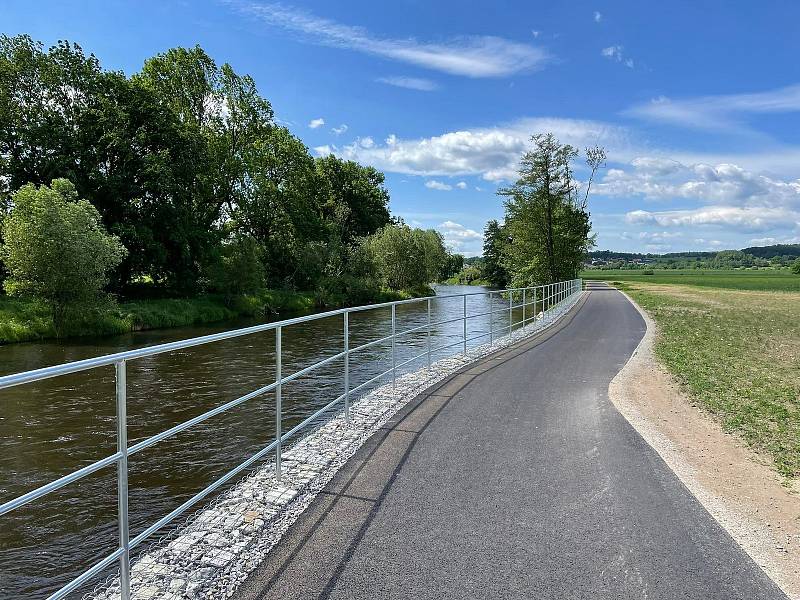 Nová stezka pro pěší a cyklisty z Boršova nad Vltavou do Plané.