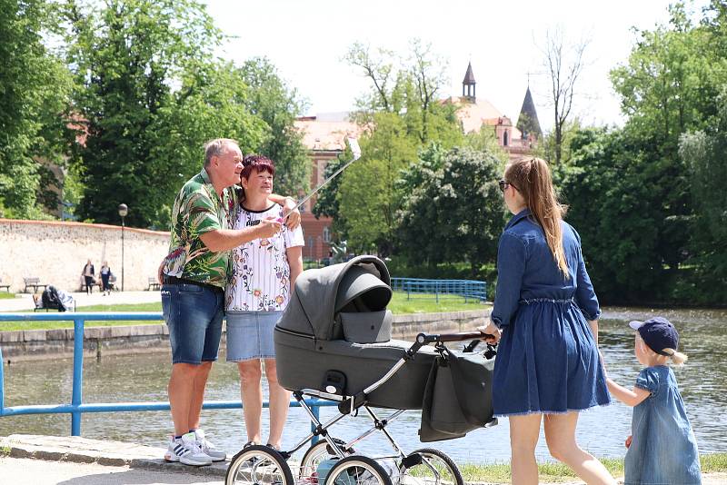 Středeční slunečný den v Českých Budějovicích.