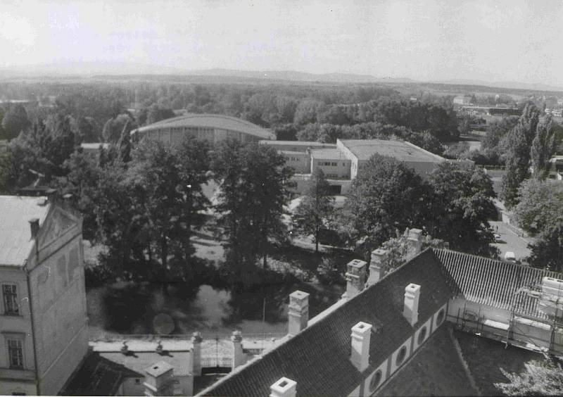 Piaristické náměstí, shromaždiště lidských kostí při archeologickém výzkumu bývalého hřbitova. Foto ze sbírky fotografií a pohlednic Jiřího Dvořáka poskytl Státní okresní archiv České Budějovice