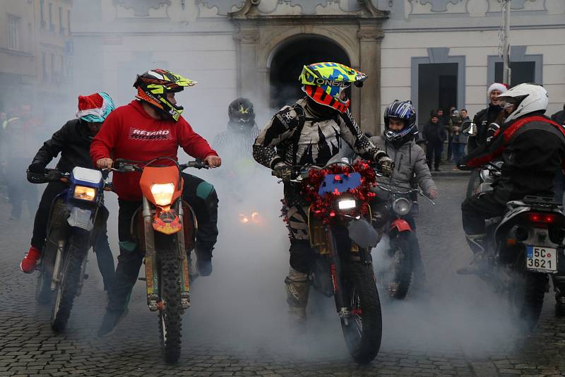 Tradiční setkání motorkářů na českobudějovickém náměstí