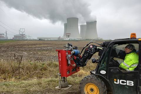 Na jihozápad od Jaderné elektrárny Temelín se od září zkoumalo geologické podloží. Na snímku stroj pro seismické vibrace.