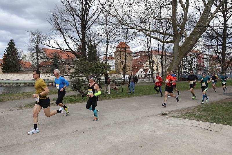 Ulice Českých Budějovic zaplavili účastníci ČEZ Run Tour.