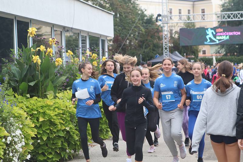 Běh jihočeských nadějí na Sokolském ostrově v Českých Budějovicích přilákal stovky sportovců na několika tratích. Výtěžek poputuje jihočeským talentovaným dětem, dále dětem ze sociálně slabších rodin, dětských domovů, ale i sportovním klubům.