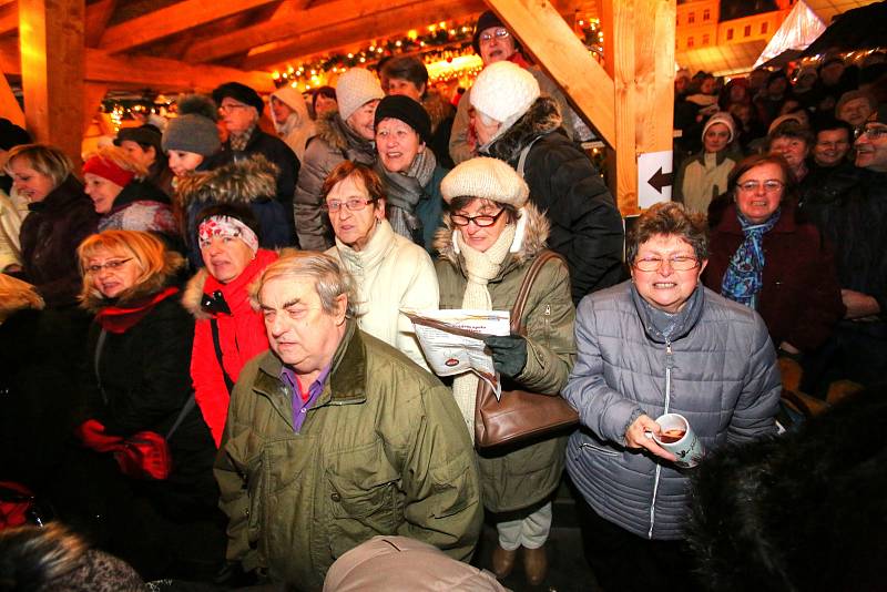 Náměstí Přemysla Otakara II. zaplnili zpěváci, kteří si přišli zazpívat koledy s Deníkem.