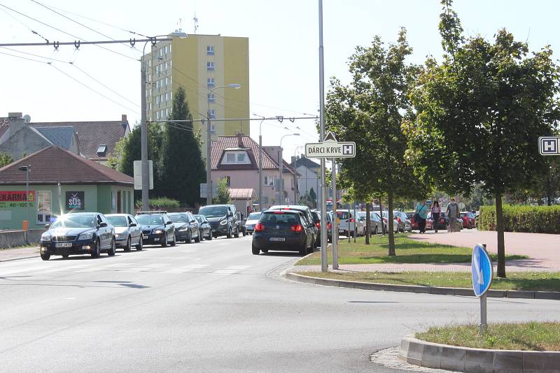 V okolí hlavního parkoviště českobudějovické nemocnice v pondělí kolabovala doprava, neboť zde lidé v kolonách čekali na testování na koronavirus.