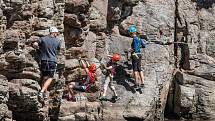 Na skále nad Vltavou mezi Hlubokou a Purkarcem je nová via ferrata, vhodná je i pro rodiny s fyzicky zdatnými dětmi.