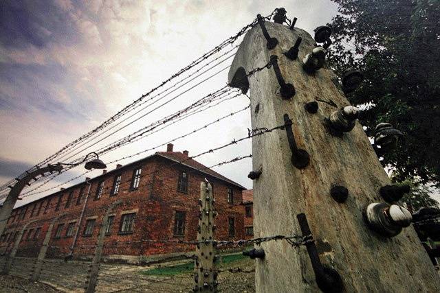 Auschwitz (Osvětim) byl komplex německých nacistických koncentračních a vyhlazovacích táborů. 