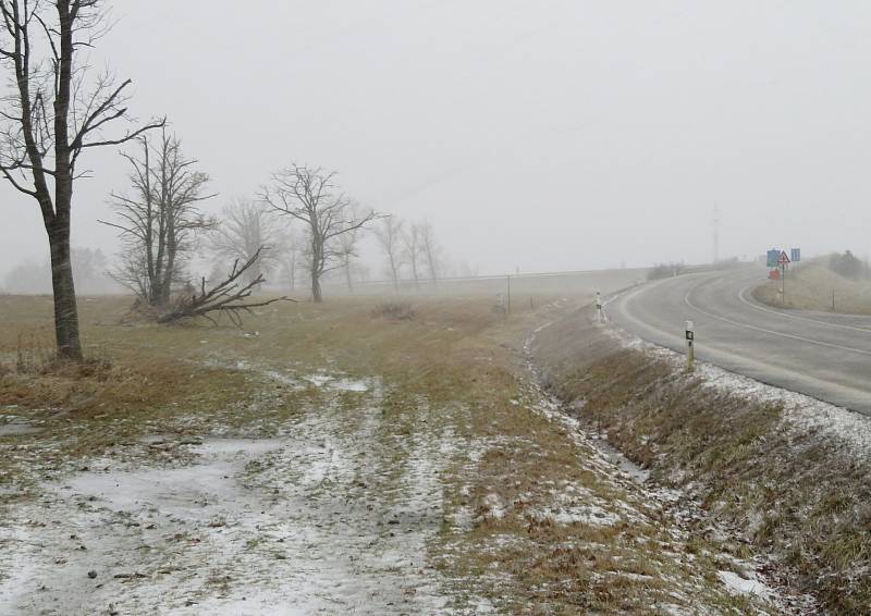 Větrné počasí se sněhovými přeháňkami 20. ledna na jihu Čech.