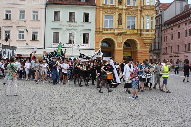 Celý týden žily České Budějovice multižánrovým festivalem Budějovický Majáles. Ten se v pátek rozloučil s krajským městem průvodem na náměstí Přemysla Otakara II., volbou krále a řadou koncertů.