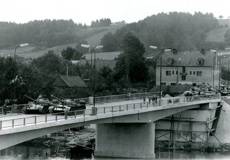 Zatěžkávací zkouška železobetonového mostu v červenci 1968