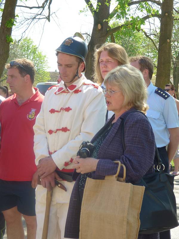 Mydlovarští dobrovolní hasiči dostali nové vozidlo. V sobotu se tak u nich na návsi konala velká sláva.