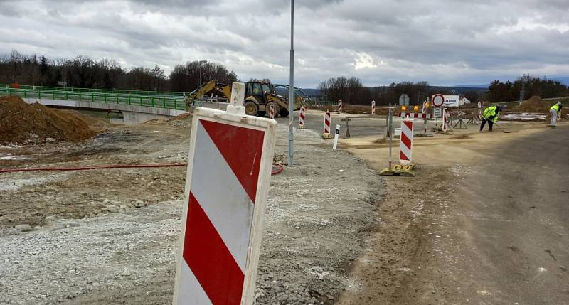 V Novohradské v Českých Budějovicích začala v pondělí 17. ledna 2022 objížďka kvůli stavbě D3. Užívá se polovina nadjezdu nad budoucí dálnicí. Dopoledne poslední práce, odpoledne nová trasa.