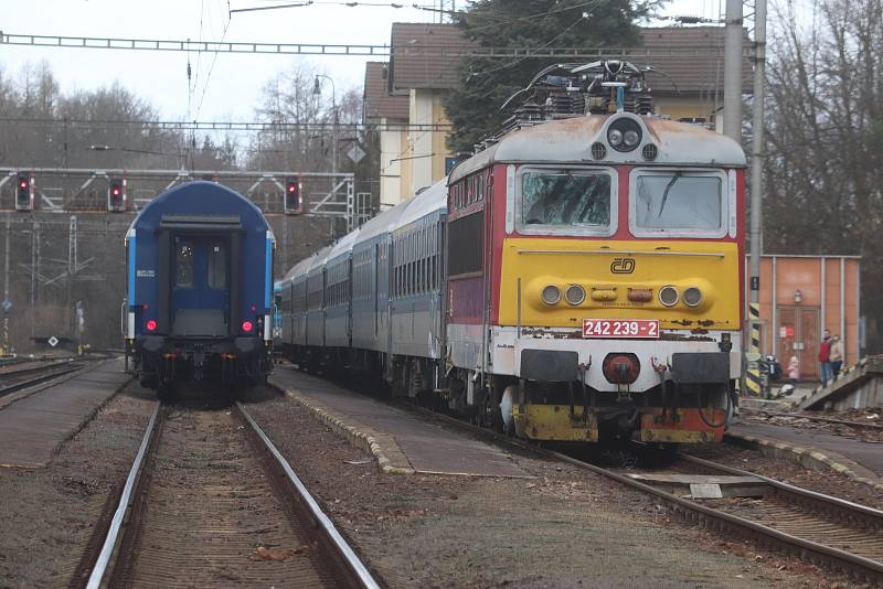 Oprava elektrifikované železniční tratě u Hluboké nad Vltavou, kde se kvůli pádům stromů zastavily vlaky.