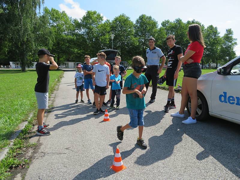 Policejní mluvčí Milan Bajcura na příměstském táboře v Českých Budějovicích nechal děti nahlédnout do policejního automobilu a vyzkoušet si mohly také brýle navozující opilost a vliv omamných a psychotropních látek.