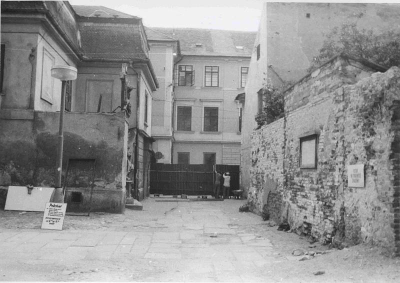 Pohled od klášterní zdi ke kalvárii při její rekonstrukci. Foto ze sbírky fotografií a pohlednic Jiřího Dvořáka poskytl Státní okresní archiv České Budějovice