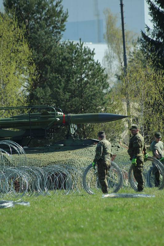 Výstavbou kontrolního propouštěcího stanoviště a umístění raketového odpalovacího zařízení začalo vojenské cvičení SAFEGUARD v areálu atomové elektrárny Temelín.