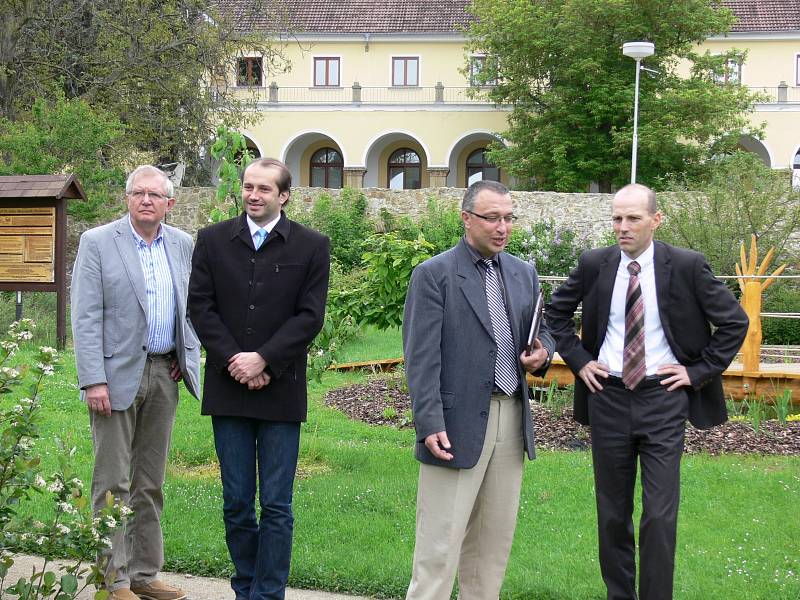 Náměstek ministra zdravotnictví Ferdinand Polák si prohlédl park areálu hospice a domova matky Vojtěchy. Zprava: Ferdinand Polák, ředitel hospice Robert Huneš, starosta Prachatic Martin Malý a MUDr. Ladislav Přívozník.