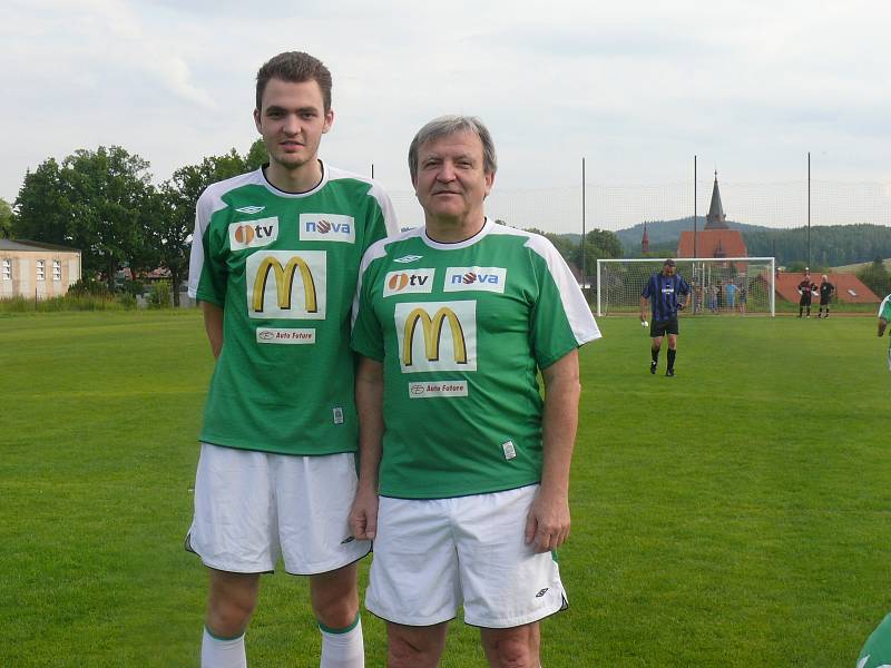 Josef Žižka na fotbalové exhibici ve Chvalšinách se synem