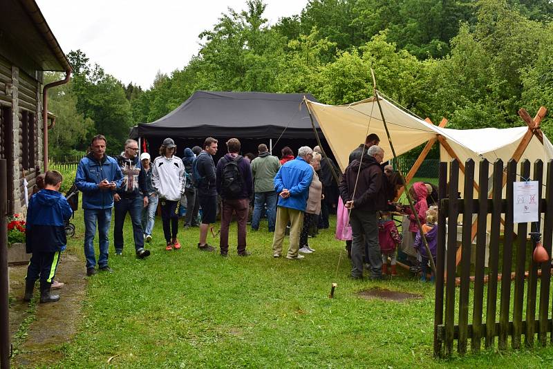 Mistři skláři předváděli technologii výroby skla a různé sklářské postupy.