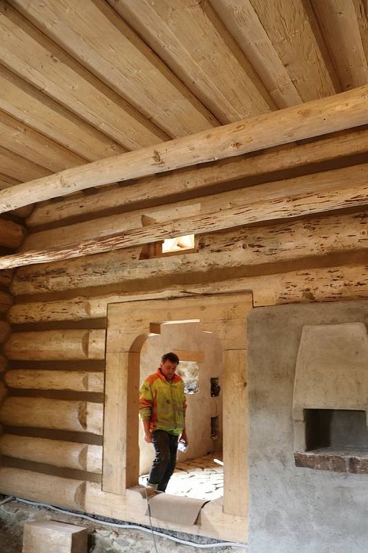 V Památníku Jana Žižky z Trocnova nedaleko Borovan na Českobudějovicku už se zřetelně rýsuje nový archeopark. Největší stavení, které má být replikou zemanského obydlí, ukáže, jak mohl žít v mládí Jan Žižka.