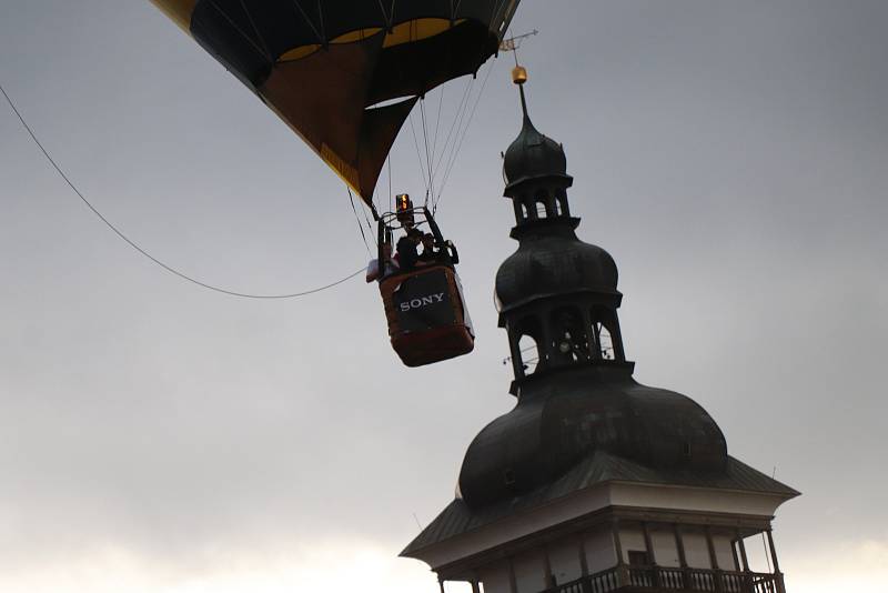 Čtyři horkovzdušné balony vzlétly ve čtvrtek v ranních hodinách z českobudějovického náměstí Přemysla Otakara II.