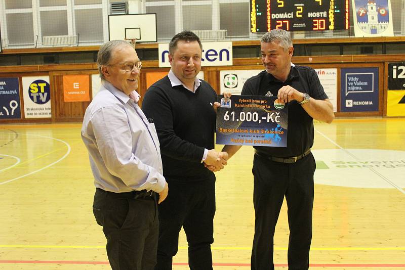 Basketbalisté vybrali na pomoc Karolínce a Rozárce částku 61 tisíc korun.
