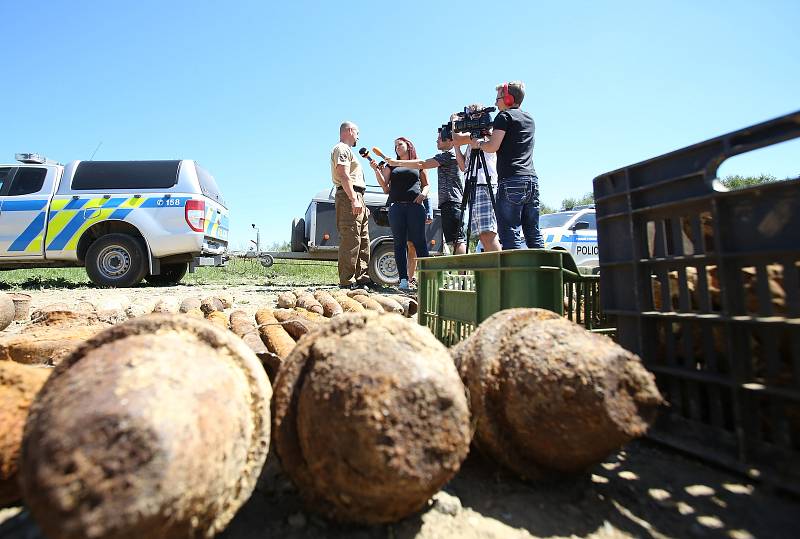 Policejní pyrotechnici odpálili starou munici.