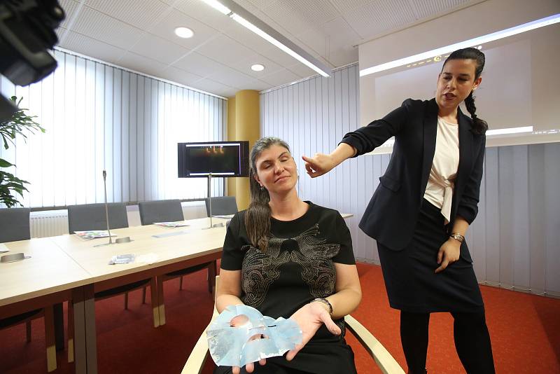 Na modelce Šárce Mrázové předvádí pleťovou masku spoluautorka patentu Liliana Berezkinová.