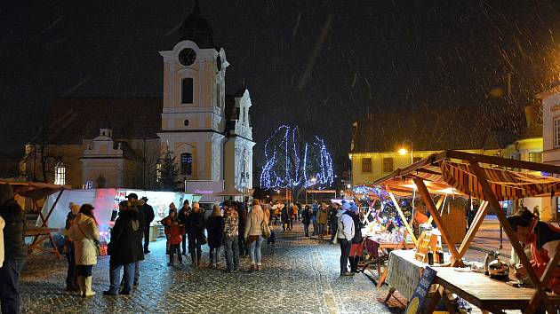 Adventní čas v Týně nad Vltavou zpříjemní trhy.