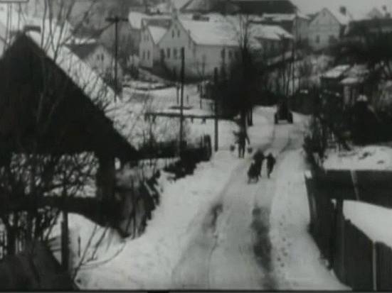 Záběr z filmu Všude žijí lidé. Zimní pohled na Chyšky, které se na plátně proměnily v pohraniční obec.