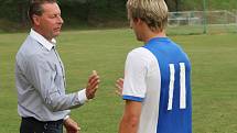 Fotbalisté Ševětína (v černých dresech) podlehli Olešníku 0:3 a první bod v krajském přeboru jim stále uniká.