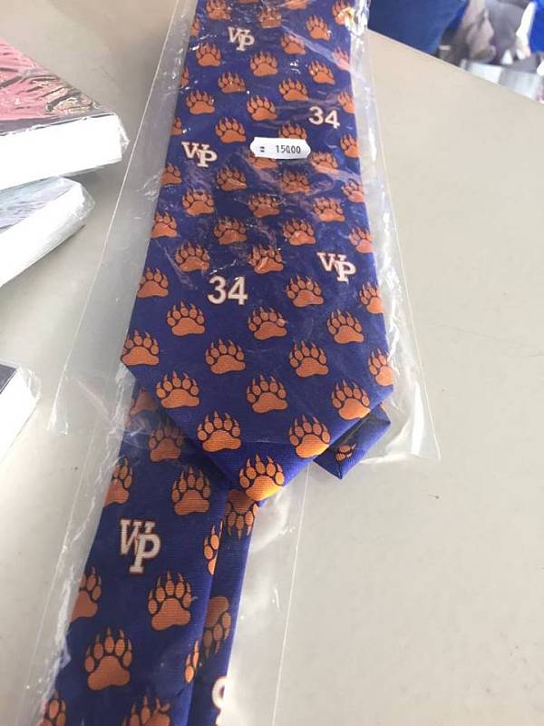 V nabídce je i kravata, na které jsou symboly klubu amerického fotbalu Chicago Bears (medvědi), iniciály WP a číslo 34. Ty odkazují na jednoho z nejlepších hráčů amerického fotbalu Waltera Paytona.