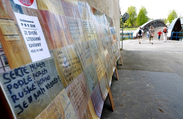 V Českých Budějovicích začal třídenní festival Literatura žije. Na náměstí se v improvizované knihovně rozdává na 7000 knih. Na snímku záchodová poezie, vystavená u Solné brány.