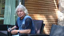 Pavel Lohonka, lépe známý jako muzikant Žalman, se ve vodách hudebního průmyslu pohybuje už přes padesát let.