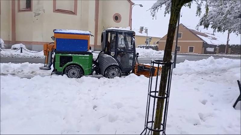 Sněhová kalamita omezila provoz i v Českých Budějovicích.